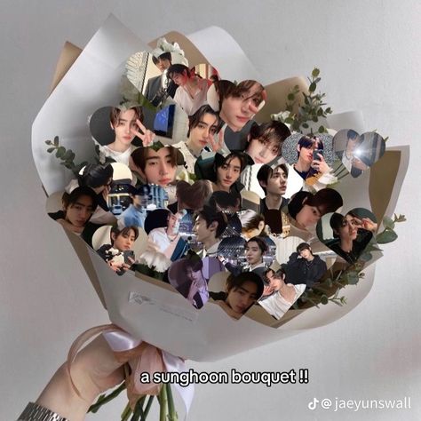 Crdts on tiktok Enhypen Bouquet, Kpop Bouquet, Kpop Iphone Wallpaper, First Boyfriend, Making A Bouquet, Like A Lion, Holding Flowers, Flowers Bouquet, Stray Kids