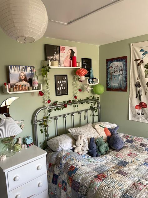 Twee Aesthetic Room, Vintage Style Dorm Room, Twee Room, College Dorm Room Ideas Cottagecore, Retro Dorm Room Vintage Inspired, Vintage Dorm Room Ideas, Bed Rooms Ideas 80s, Dream House Rooms, Dreamy Room