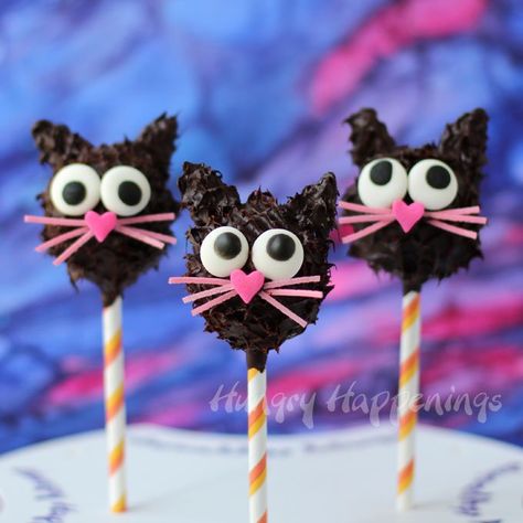 Wickedly cute Peanut Butter Fudge filled Black Cat Pops make the purr-fect Halloween treats. See how you can make them at home. The tutorial is at HungryHappenings.com. Festive Dessert Recipes, Cat Themed Parties, Chocolate Cat, Edible Crafts, Best Party Food, Butter Fudge, Cute Black Cat, Candy Recipes Homemade, Halloween Chocolate