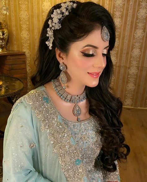 Beautiful #flawless makeup#glow#hairstyle#eye makeup#desi bride#pakistani bridal look#pakistani wedding jewellery#Perfection#happy#modern# Sider Makeup And Hairstyle, Walima Jewellery, Bridal Look Pakistani, Walima Hairstyles, Party Makeup Looks Pakistani, Pakistani Bridal Look, Shadi Outfits, Pakistani Hair, Pakistani Bridal Makeup Hairstyles