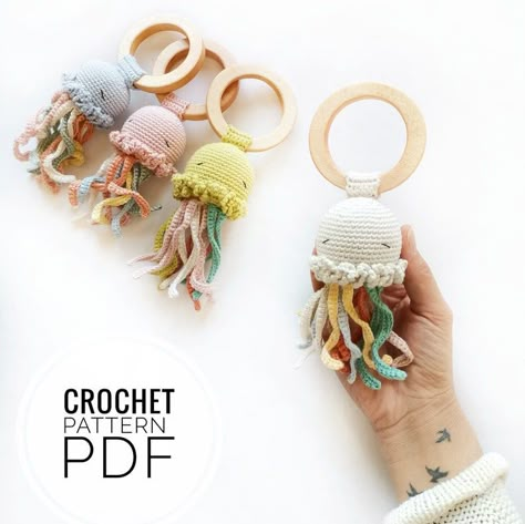 Rattle Crochet, Crochet Nursery Decor, Crocheted Jellyfish, Crochet Nursery, Confection Au Crochet, Diy Bebe, Crochet Baby Toys, Newborn Crochet, Baby Diy