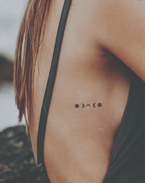 Minimalist Geometric Tattoo, Tattoo Scroll, Hand And Finger Tattoos, Yakuza Tattoo, Geometric Tattoos, Tasteful Tattoos, Petite Tattoos, Geniale Tattoos, Perfect Circle