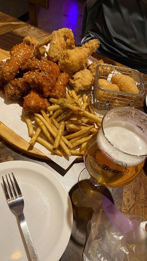 bb.q Chicken: best fried chicken & beer chain in Korea - Tofu V Travels Fried Chicken Aesthetic, Korean Fried Chicken Aesthetic, Chicken Beer, Korea Street Food, Chicken Best, Chicken Brands, Chicken Aesthetic, Best Fried Chicken, Beer Chicken