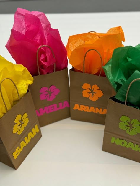 Cancun Party Theme, Hawaiian Goodie Bags Ideas, Hawaiian Disco Party, Moana Gift Bag Ideas, Tropical Themed Birthday Party, Hawaii Birthday Party Ideas, Goodie Bags Ideas, Hawaiian Party Ideas, Birthday Beach Theme