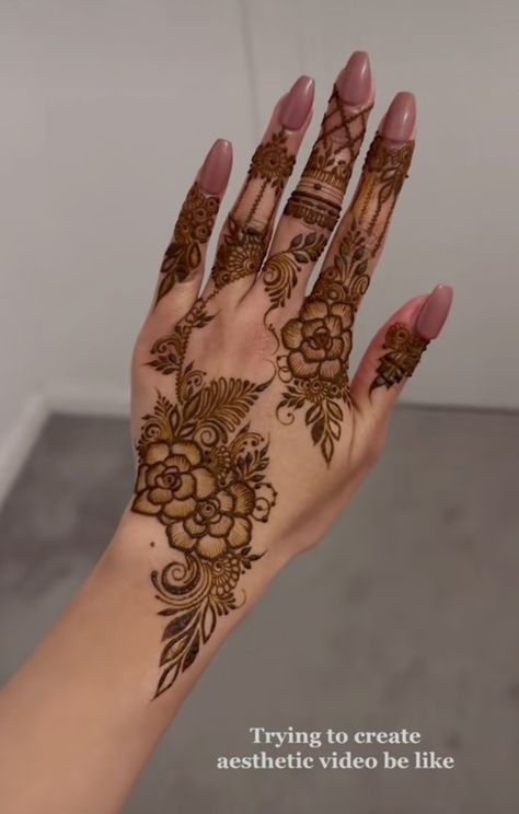 Henna Designs Big Flowers, Henna Designs African, Pakistani Henna Designs Eid, Khaliji Henna Design, Arabian Henna Designs, Henna Front Hand, Henna Designs Wedding, Khaleeji Henna Designs, Floral Mehndi Designs