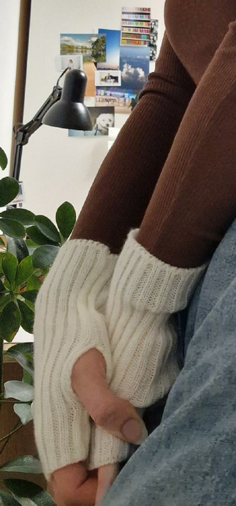 Hand Warmers Aesthetic, Warm Aesthetic, Hand Accessories, Aesthetic Aesthetic, Brown Aesthetic, Fashion Winter, Vintage Casual, Natural Colors, Casual Fit