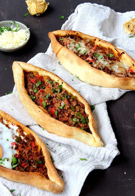 Ground Beef And Bell Peppers, Ground Beef Pizza, Pide Recipe, Beef Pizza, Turkish Pizza, Menue Design, Middle Eastern Recipes, Turkish Recipes, Bell Peppers