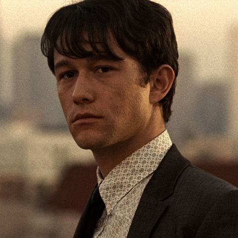 Joseph Gordon-Levitt - Tom Joseph Gordon Levitt Hair, Joseph Gordon Levitt 500 Days Of Summer, Tom 500 Days Of Summer, Joseph Gordon Levitt Young, Tom Hansen, Clue Board, Smash Board, Gordon Levitt, Joseph Gordon