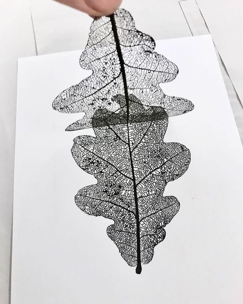 Skeleton Leaves Crafts, Monstera Leaf Skeleton, Leaf Skeleton Art Ideas, Skeleton Leaves Art, Tree Leaves Tattoo, Leaf Skeleton Art, Skeleton Leaf Art, Skeletal Leaves, Nature Printmaking