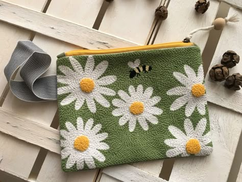 Punch Needle Pencil Case, Punch Needle Pouch, Punch Needle Purse, Punch Needle Clutch, Punch Needle Bag, Rug Purse, Punch Rug, Diy Tote Bag Design, Daisy Pillows