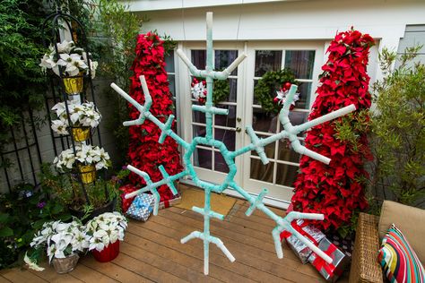 Get in the Christmas spirit with this outdoor DIY decoration! Diy Christmas Outdoor, Christmas Decorations Yard, Outdoor Christmas Decorations Yard, Outdoor Christmas Diy, Christmas Light Show, Diy Christmas Lights, Snow Flakes Diy, Christmas Yard Decorations, Simple Christmas Decor