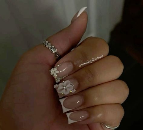 There's a new beauty trend taking over Instagram and it's absolutely stunning. Say hello to "quartz nails". Short Glam Nails Rhinestones, White Frenchies Nails, Bling Acrylic Nails Short, Latina Nails, Quartz Nails, Designs For Short Nails, Amazing Nails, Spring Nail Designs, Birthday Inspo