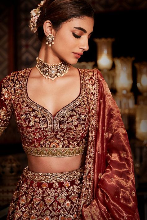 Fancy Lehengas, Wedding Blouse Design, Heavy Bridal Lehenga, Bridal Lehenga Design, Lehenga Blouse Design, Blouse For Wedding, Sangeet Lehenga, Royal Indian Wedding, Maroon Lehenga