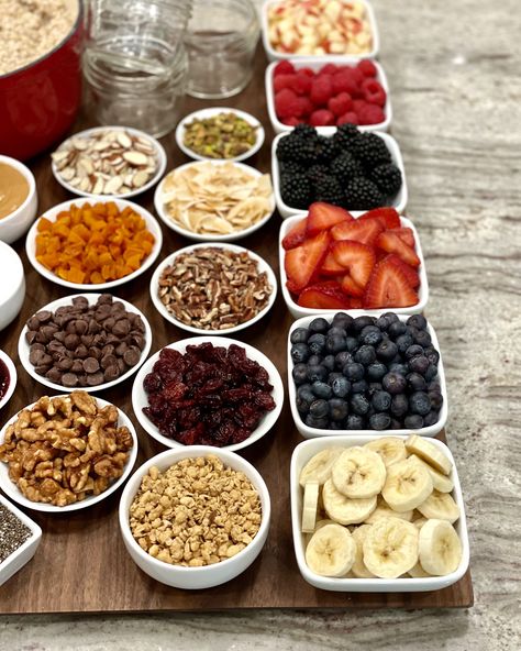 Oatmeal Bar Ideas, Oatmeal Toppings Bar Ideas, Oatmeal Bar For Party, Oatmeal Bar Toppings, Oatmeal Buffet Bar, Oatmeal Charcuterie Board, Oatmeal Toppings Bar, Teacher Appreciation Yogurt Bar, Teacher Meeting Snacks