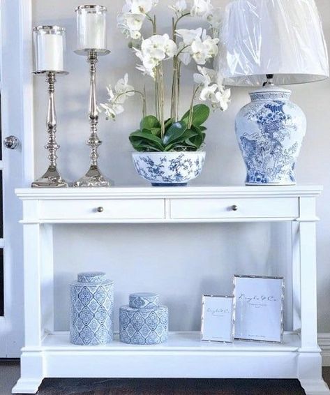 Hamptons Style Living Room, Hamptons Style Decor, Blue And White Living Room, Luxe Furniture, Hamptons Coastal, Console Table Styling, Living Room Console, Buffet Console, Blue White Decor