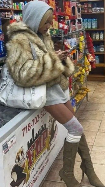 Fur Boots Outfits, Fashion Killa Winter, Office Outfits With Sneakers, Fur Boots Outfit, Casual Office Outfits, Outfits With Sneakers, Workplace Fashion, Fur Outfit, Trendy Sweater