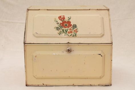 1940s vintage metal bread box, tin breadbox for country farmhouse kitchen Country Deco, Vintage Bread Boxes, Vintage Kitchen Accessories, Country Farmhouse Kitchen, Neutral Farmhouse, Patina Paint, 1950s Kitchen, Vintage Kitchens, Vintage Kitchen Utensils