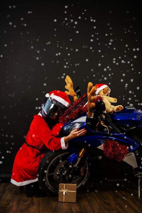 Santa biker lady on yamaha R6 motocycle #christmas #motorcycle Biker Lady, Christmas Motorcycle, Christmas Cars, Motorcycle Christmas, Gingerbread Theme, Biker Couple, Motos Yamaha, Moto Car, Motorbike Girl