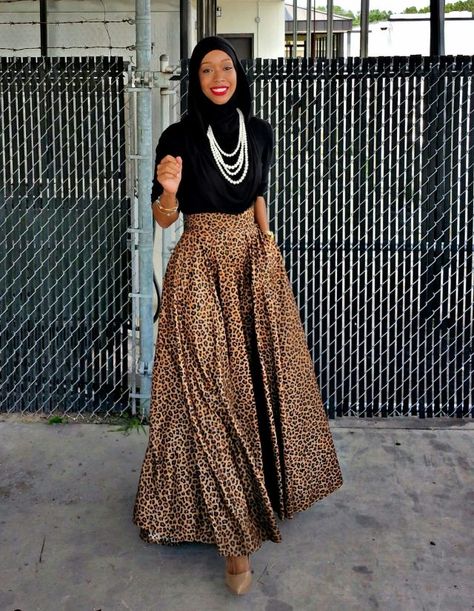 12 Muslim Women Shatter Stereotypes by Showing Off Their Style  - MarieClaire.com Skirts And Tops For Women, Muslim Work Outfit, Black Muslim Women Fashion, Muslim Black Women, What To Wear To A Fashion Show, Maxi Skirt Work Outfit, Hijabista Fashion, Stile Boho Chic, Skirt Styles