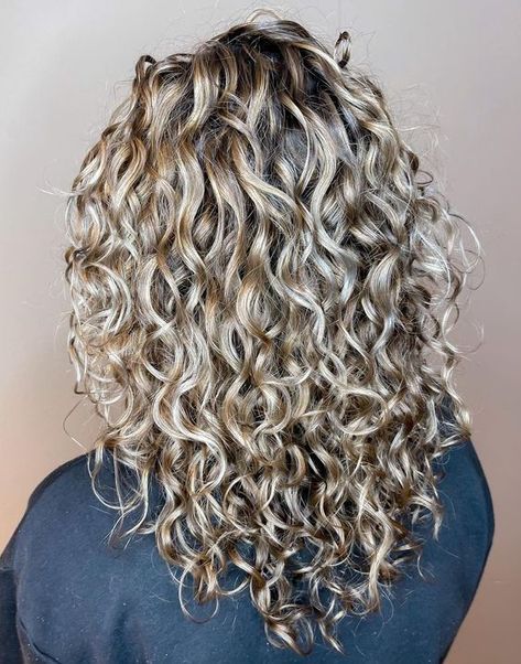 30 Different Types of Hair Highlights to Try in 2023 - Hair Adviser Types Of Hair Highlights, Hydrate Curly Hair, Highlights For Curly Hair, Blonde Highlights With Lowlights, Blonde Highlights Curly Hair, Blonde Foils, Dark Chocolate Brown Hair, Hair Foils, Grey Blonde Hair