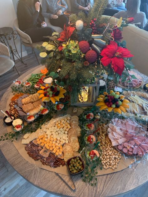 Round grazing table Round Grazing Table Wedding, Charcuterie Round Table, Round Charcuterie Table, Round Grazing Table, Graze Tables, Charcuterie Board Wedding, Charcuterie Ideas, Appetizers Table, Charcuterie Inspiration