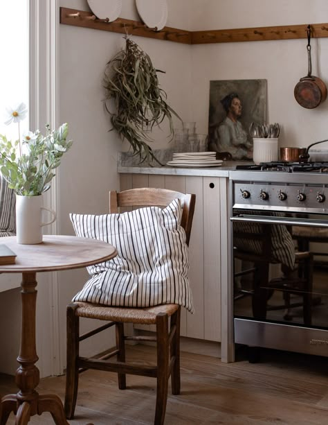 Peaceful Interior, Vintage Decorating, Devol Kitchens, Cottage Kitchens, Subway Tiles, Cottage Kitchen, Apartment Inspiration, Cheap Decor, Cheap Home Decor