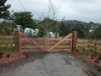 Driveway Gate Diy, Farm Gates Entrance, Diy Gate, Tor Design, Farm Entrance, Ranch Gates, Timber Gates, Wooden Gate, Gate Openers