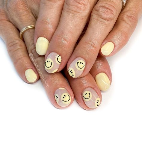 Cute Short Acrylic Nails Smiley Face, Smiley Face Nails, Nail Tricks, Poppin Nails, Dip Nail Colors, Face Nails, Girls Nail Designs, Trends Nails, Dip Nail