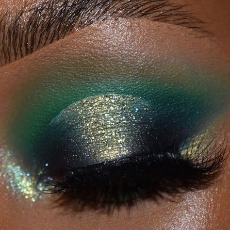 Halo eyeshadow in dark forest and lime green with full lashes. Blue And Green Eyeshadow Looks, Blue Green Eyeshadow, Makeup Looks Prom, Green Eyeshadow Look, Halo Eyeshadow, Blue Green Wedding, Blue Eyeshadow Looks, Pretty Makeup Looks, Full Lashes