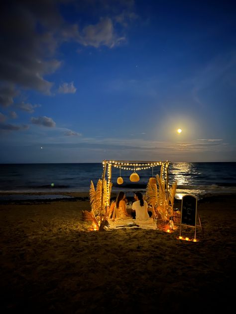 This is a picture of my engagment it is boho chic by the beach. Candle lit dinner with wine underneath the moonlit sky doesn’t get more romantic then that! Beach Night Proposal, Beach Moonlight, Moon Romantic, Dreamy Proposal, Moon Ceremony, Dream Proposal, Indian Engagement, Unique Proposals, Creative Proposals