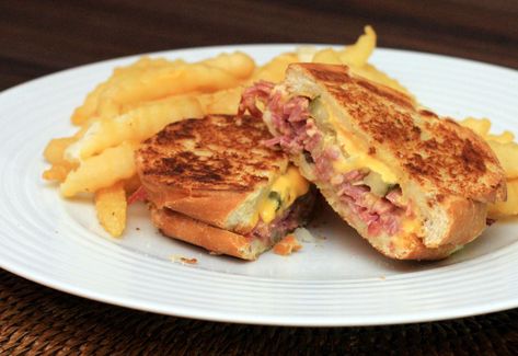 Make a Reuben or Rachel sandwich with corned beef, turkey, or pastrami, along with Swiss cheese, rye bread, sauerkraut, and Russian dressing. Leftover Corned Beef Recipes, Rachel Sandwich, Rye Bread Sandwiches, Reuben Sandwich Recipe, Rye Bread Recipes, Cheese Sandwich Recipes, Corned Beef Recipes, Corned Beef Hash, Reuben Sandwich