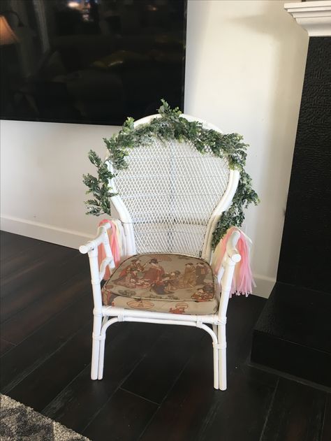 Mother-to-be's chair (or throne..) for opening gifts at her baby shower. Eucalyptus garland. Mother To Be Chair, March Baby Shower, Shower Eucalyptus, Baby Shower Chair, Baby Rocking Chair, Opening Gifts, March Baby, Plush Chair, Couples Baby Showers