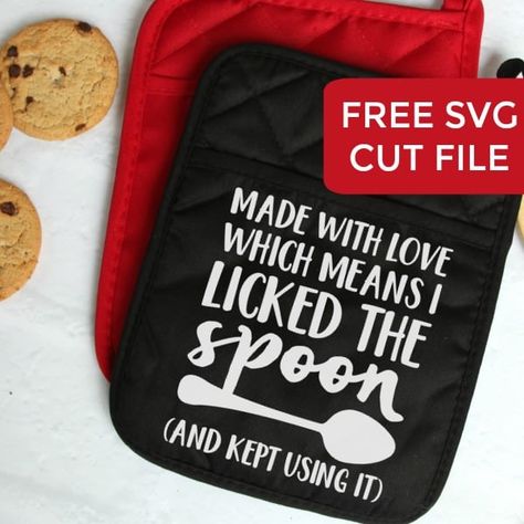 Free 'Made with Love... Licked the Spoon' funny kitchen potholder oven mitt SVG cut file for Silhouette Portrait or Cameo and Cricut Explore or Maker. Includes commercial use license. Potholder Crafts, Kitchen Vinyl, Cricut Images, Oven Mittens, Free Cut Files, Diy Cricut, Cameo Projects, Oven Mitt, Christmas Gifts For Friends