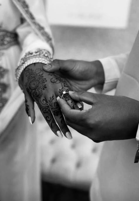 Wedding Hand Pictures, Gambian Wedding, Marriage Vision Board, Mains Couple, Relationship Board, Somali Wedding, Muslim Marriage, Vision Boarding, Engagement Ring On Hand