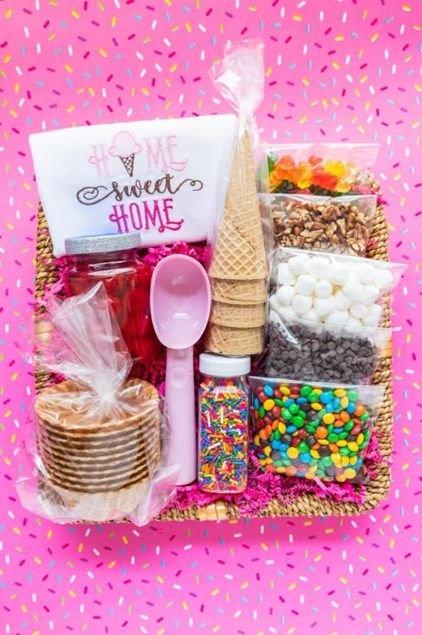 Sundae Basket Ideas, Ice Cream Sundae Kit Gift, Ice Cream Theme Gift, Ice Cream Theme Gift Basket, Ice Cream Sundae Basket, Ice Cream Sunday Gift Basket Ideas, Ice Cream Sundae Gift Basket Diy, Ice Cream Hamper, Sundae Gift Basket Ideas