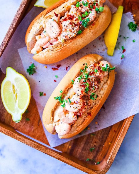 With these warm temperatures, I can imagine that you don’t feel like slaving in the kitchen. This creamy shrimp salad or shrimp rolls are easy to make and in no time on the table! Eat it as a quick meal with a crispy baguette/brioche bun, in a (pasta) salad or serve it with a refreshing drink! Seafood Presentation, Creamy Shrimp Salad, Shrimp Rolls, Breaded Shrimp, Brioche Rolls, Creamy Shrimp, Brioche Bun, Brioche Bread, Shrimp Salad