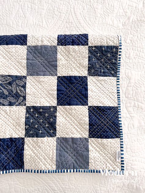 Checkerboard Baby Quilt - Tutorial – modernhandcraft Easy First Quilt Pattern, Quilt For Boyfriend, Quilt For Men Ideas, Easy Quilting Stitches, Simple Beginner Quilt, Basic Square Quilt, Square Pattern Quilt, Modern Rag Quilt, Beginner Quilt Patterns Free Squares Simple