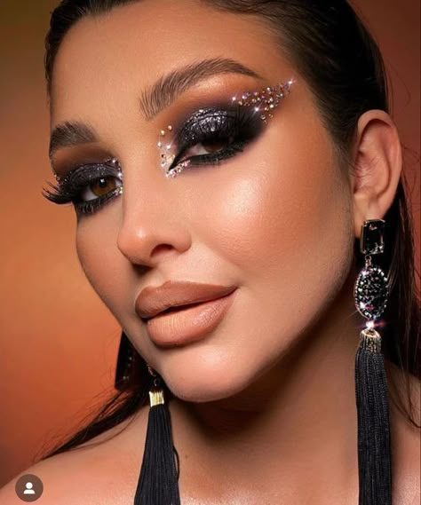 Full Glam Makeup Looks Glitter, Makeup Ideas Glitter, Gal Makeup, Beyoncé Concert, Catwalk Makeup, Neutral Glam, Statement Makeup, Rock Makeup, Rhinestone Makeup