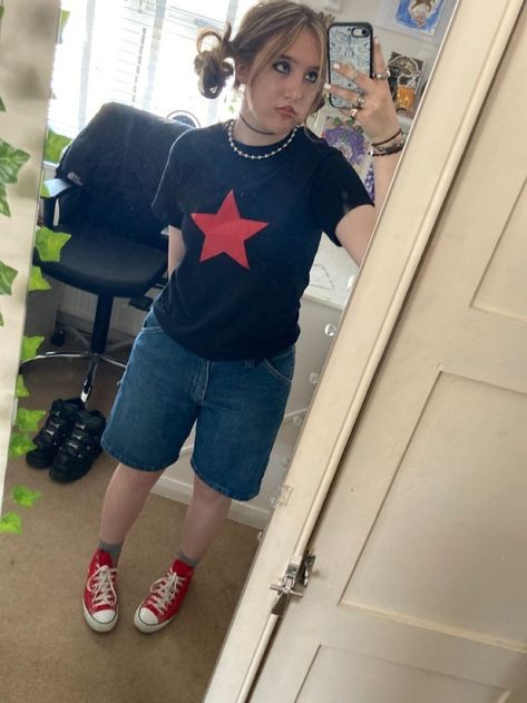 Star Shirt Outfit Y2k, Y2k Stars Clothes, Grunge Star Outfit, 90s Summer Grunge Outfit, Curvy Punk Outfits, Comfy Grunge Outfits Summer, Star Clothing Aesthetic, Stars Outfit Aesthetic, 90s Summer Aesthetic Outfits