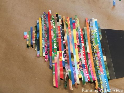 Magazine Strip Art, How To Make Magazine, Teen Room Art, Easy Recycled Crafts, Recycled Magazine Crafts, Newspaper Crafts Diy, Fabric Decoupage, Strip Art, Paper Crafts Magazine