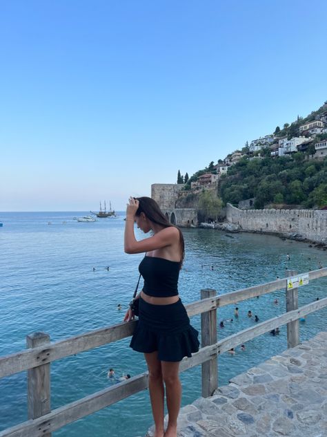 Cute and classic all black outfit, flowey skirt, linen, tube top, clear blue beach, turkey, italy, france, europe Outfits With Flowy Skirt, Black Flowy Skirt Outfit, Black Tube Top Outfit, Flowy Skirt Outfit, Flowy Tube Top, Black Flowy Skirt, Tube Top Outfit, Beach Turkey, Black Summer Outfits