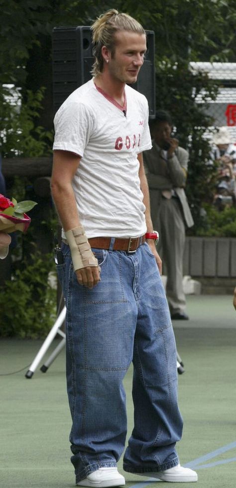 David Beckham Wallpaper, Baggy Jeans Outfit 90s, David Beckham Outfit, 2000s Fashion Men, David Beckham Photos, David Beckham Hairstyle, David Beckham Style, Posh And Becks, Beckham Style