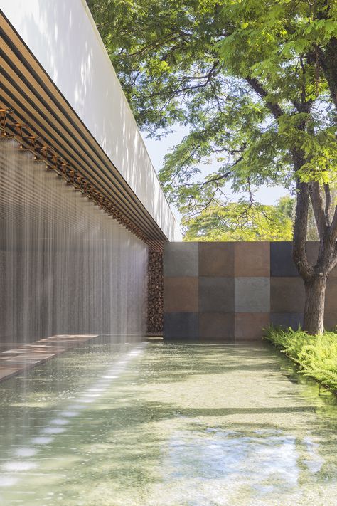 Water Architecture, Taman Air, Water Curtain, Modern Mural, Pool Water Features, Waterfall Fountain, Artist Wall, Water Features In The Garden, Water Walls