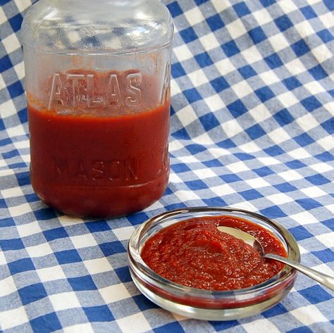 Small Batch Ketchup – It's Not Easy Eating Green Home Made Ketchup, Coleslaw Recipe Easy, Ketchup Recipe, Homemade Ketchup, Green Eating, Tomato Sauce Recipe, Food Saver, Blush On, Tomato Ketchup