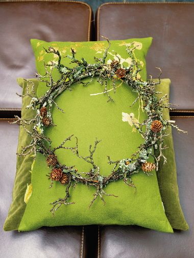 hawthorn wreath with lichen coated branches and tiny pine cones from Beautiful Winter by Edle Catharina Norman Easter Wreaths & Garlands, Lichen Crafts, Lichen Wreath, Winter Wreath Ideas, Spruce Garland, Easter Tree Diy, Twig Art, Easter Tablescapes, Dried Flower Wreaths