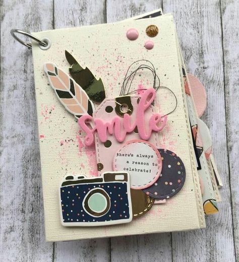 159 Me gusta, 6 comentarios - Inspire scrap (@scrapinspire2017) en Instagram: "I liked the cover of this mini album 😍 #minialbum #scrapbook #scrapbooking #photos #ideas #inspire…" Diy Album Covers, Scrapbook Cover Ideas, Scrapbook Album Cover, Boyfriend Scrapbook, Diy Mini Album, Scrapbook Cover, Diy Travel Journal, Cadeau Parents, Mini Albums Scrap