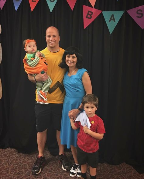 Lucy And Linus Costume, Charlie Brown Halloween Costumes Family, Charlie Brown Family Costume, Linus Costume, Charlie Brown Halloween Costumes, Charlie Brown Costume, Snoopy Family, Halloween Costumes For Family, Great Pumpkin Charlie Brown