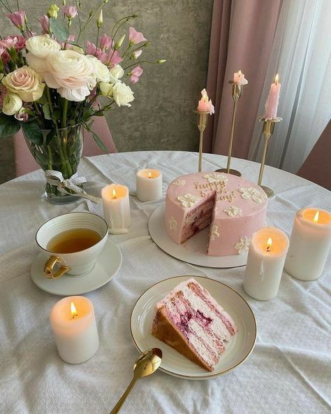 Cake Table Birthday, Angel Energy, Birthday Dinner Party, Arrangement Ideas, Birthday Dinners, Wine And Dine, Cute Cakes, Cafe Food, Pretty Food