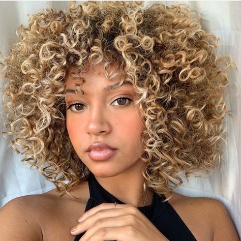 _____ @_sushishi _____ #curlyhair #curlyhairstyles #curlygirl #curls #curly #curlynaturalhair #cute #curlyhairroutine #curlygirlmethod… Blonde Curly Hair Natural, Curly Hair Latina, Short Blonde Curly Hair, Hair Styles Natural, Blond Color, Shades Of Red Hair, Highlights Curly Hair, Blonde Curly Hair, Blonde Curls