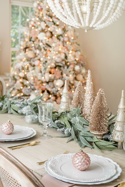 Beautiful Blush Christmas Table Setting Pink Christmas Table Setting, Pink Christmas Table, Blush Christmas, Tablescapes Christmas, Rose Gold Christmas, Christmas Tablescape, Pink Christmas Decorations, Holiday Table Decorations, White Christmas Decor